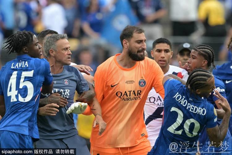 巴黎众将围攻切尔西新援,恩里克锁喉推倒引发30人冲突 巴黎众将围攻切尔西新援,恩里克锁喉推倒引发30人冲突